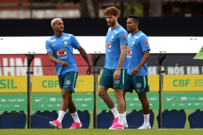 Fotografía de archivo del 29 de mayo de 20267 en la que se observa al jugador de la selección brasileña Wesley (i) junto a sus compañeros Léo Pereira y Alex Sandro al participar en un entrenamiento en la Granja Comary, en Teresópolis (Brasil). EFE/ Antonio Lacerda

