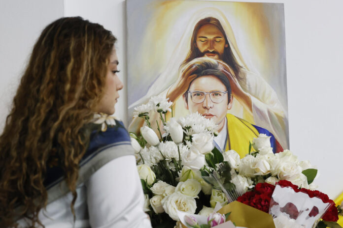 Una persona pone flores en un altar durante la conmemoración del primer aniversario del atentado contra Miguel Uribe Turbay en Bogotá (Colombia). EFE/ Mauricio Dueñas Castañeda
