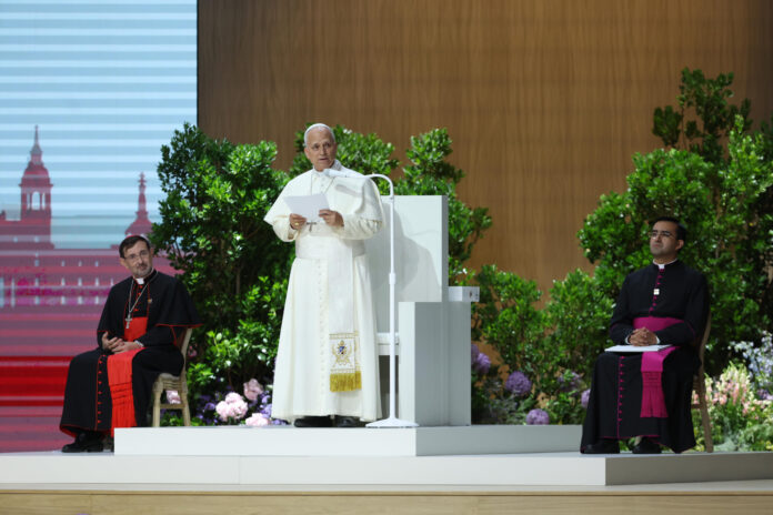 El papa León XIV, acompañado por el arzobispo de Madrid, el cardenal José Cobo, preside el encuentro 'Tejer redes con el mundo de la cultura, la educación, la empresa y el deporte’, este domingo en Madrid. EFE/ Kiko Huesca
