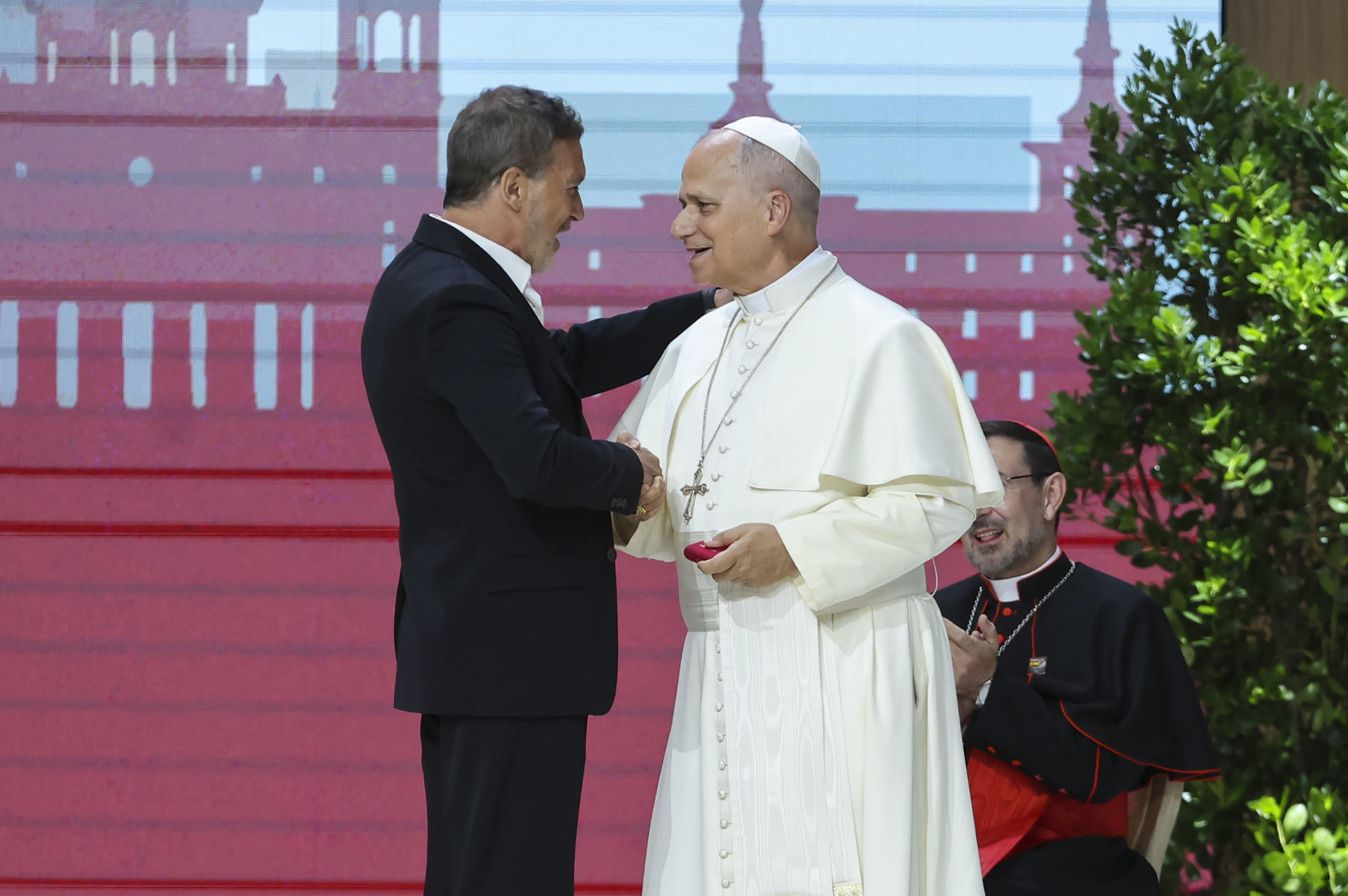 El papa León XIV saluda al actor Antonio Banderas tras su intervención en el encuentro 'Tejer redes con el mundo de la cultura, la educación, la empresa y el deporte’, este domingo en Madrid. EFE/ Kiko Huesca
