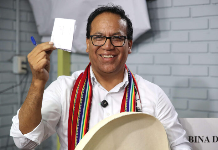 El candidato a la presidencia del Perú por el partido Juntos por el Perú, Roberto Sánchez, sostiene su voto este 7 de junio de 2026, durante la segunda vuelta de las elecciones presidenciales, en Lima (Perú). EFE/ Paolo Aguilar
