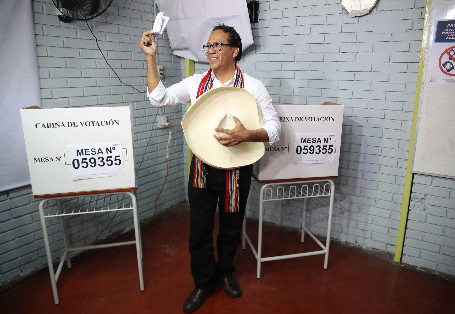 El candidato a la presidencia del Perú por el partido Juntos por el Perú, Roberto Sánchez, sostiene su voto este 7 de junio de 2026, durante la segunda vuelta de las elecciones presidenciales, en Lima (Perú). EFE/ Paolo Aguilar