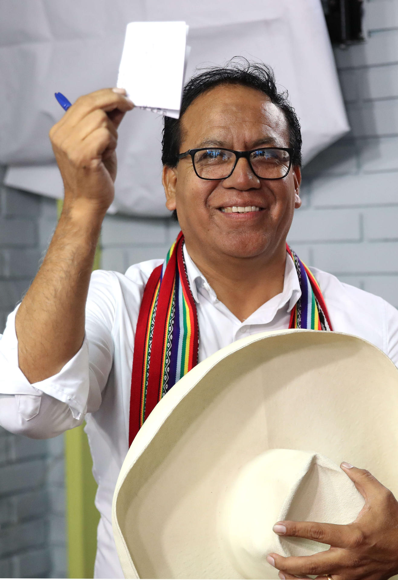 El candidato a la presidencia del Perú por el partido Juntos por el Perú, Roberto Sánchez, sostiene su voto este 7 de junio de 2026, durante la segunda vuelta de las elecciones presidenciales, en Lima (Perú). EFE/ Paolo Aguilar