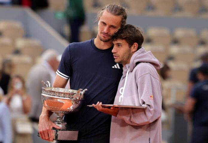 El alemán Alexander Zverev (I), tras la final de Roland Garros contra el italiano Flavio Cobolli (d) EFE/EPA/TERESA SUAREZ
