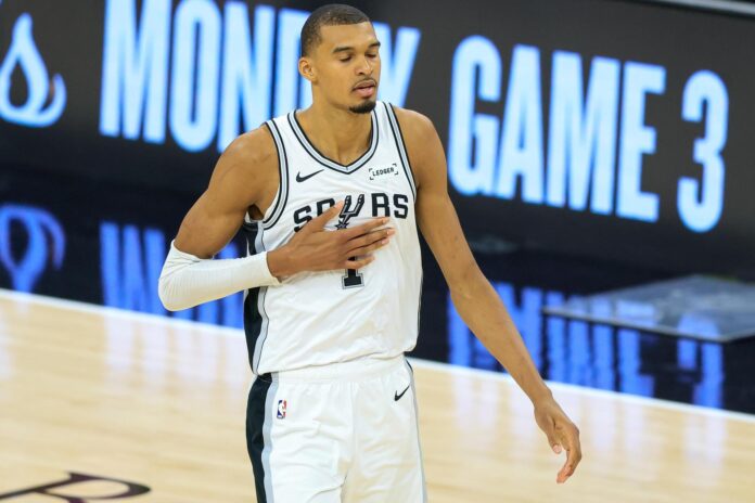 Fotografía del 5 de junio de 2026 en la que se observa al alero de los San Antonio Spurs Victor Wembanyama al reaccionar tras una pérdida de balón durante el segundo partido de las Finales de la NBA entre los San Antonio Spurs y los New York Knicks en San Antonio, Texas (EE.UU.). EFE/ADAM DAVIS PROHIBIDO SU USO EN SHUTTERSTOCK
