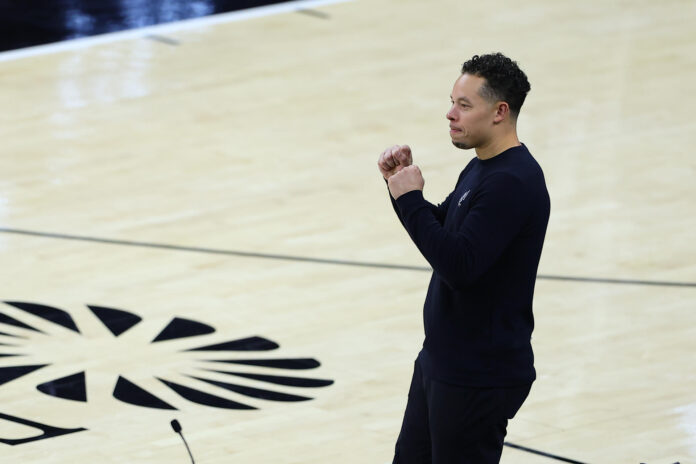 Fotografía del 28 de mayo de 2026 en la que se observa al entrenador de los San Antonio Spurs, Mitch Johnson durante un partido de la NBA entre San Antonio Spurs y Oklahoma City Thunder en el AT&T Center en San Antonio (EE.UU.). EFE/ Carlos Ramírez
