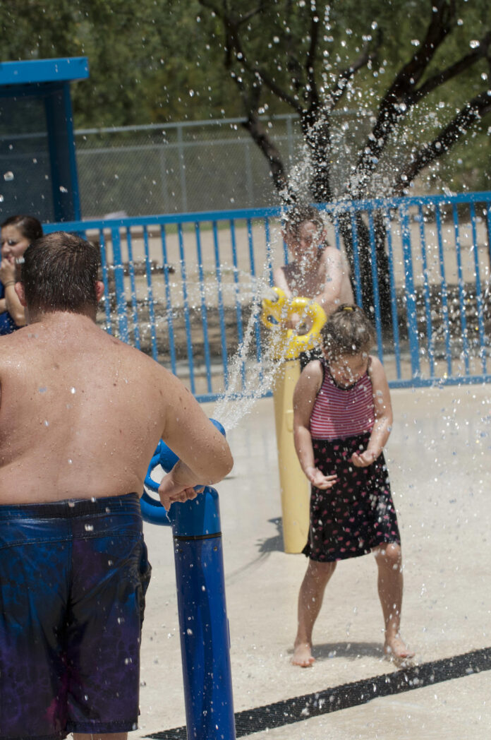 Varios niños disfrutan de los chorros de agua en el parque Brandi Fenton de Tucson, Arizona. Imagen de archivo. EFE/Gary M. Williams
