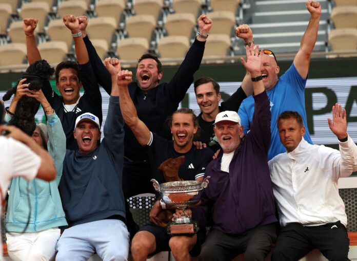 El tenista alemán Alexander Zverev con su equipo y la Copa de Roland Garros. EFE/EPA/MOHAMMED BADRA
