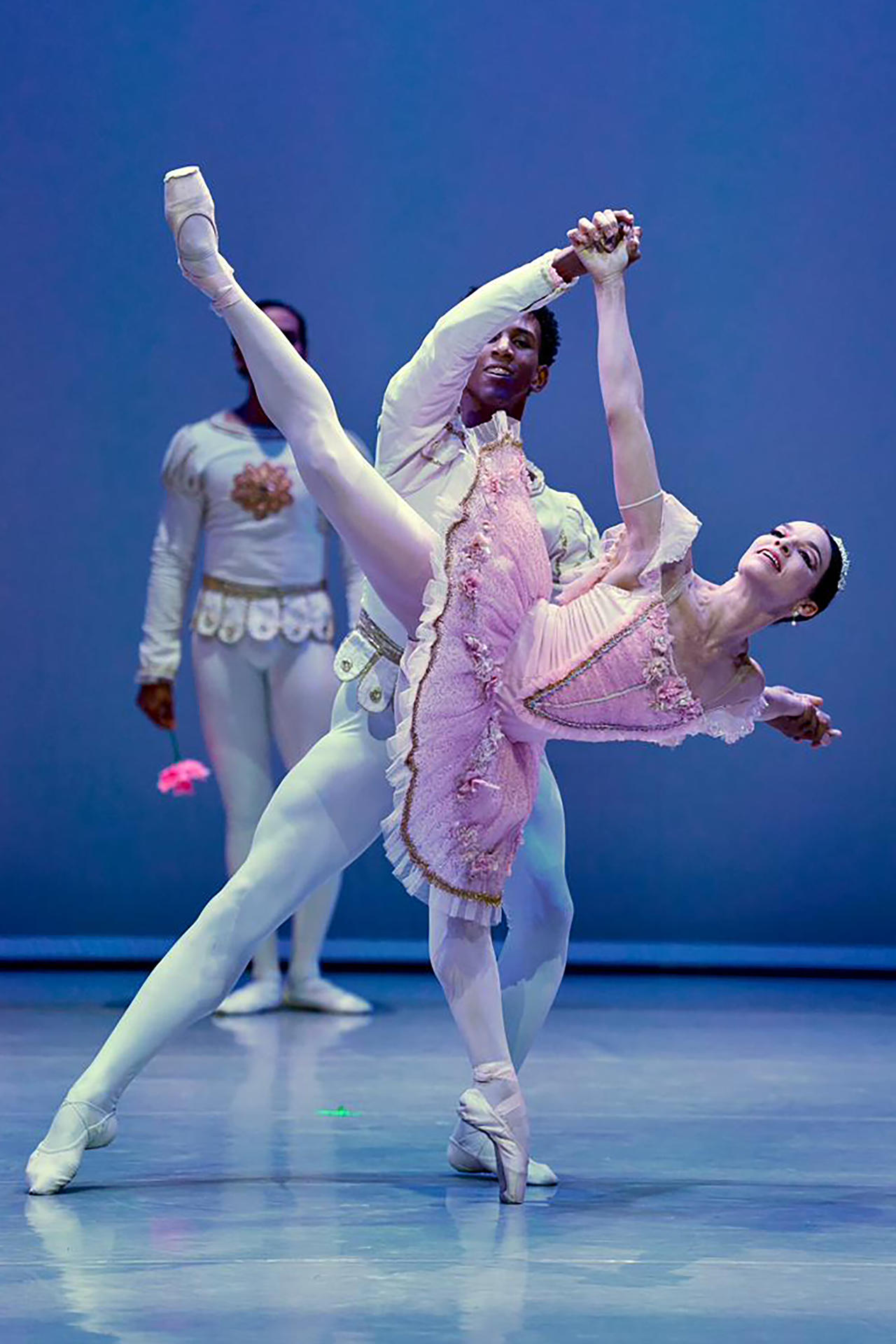 Fotografía cedida por el Ministerio de Cultura de Panamá de la directora general del Ballet Nacional de Cuba, Viengsay Valdés (d), junto a un bailarín durante una presentación en la inauguración del Festival de Ballet de Panamá (Panama Ballet Fest 2026) este jueves, en Ciudad de Panamá (Panamá). EFE/ Ministerio de Cultura de Panamá
