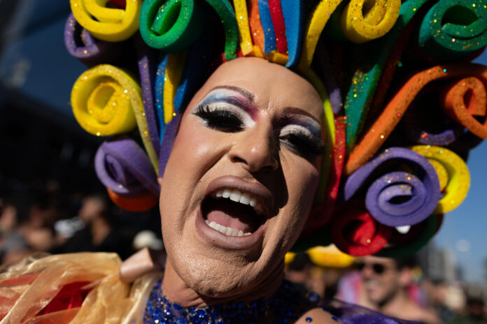 Una persona participa en la 30ª edición de la Marcha del Orgullo LGBT+ este domingo, en Sao Paulo (Brasil). EFE/ Isaac Fontana
