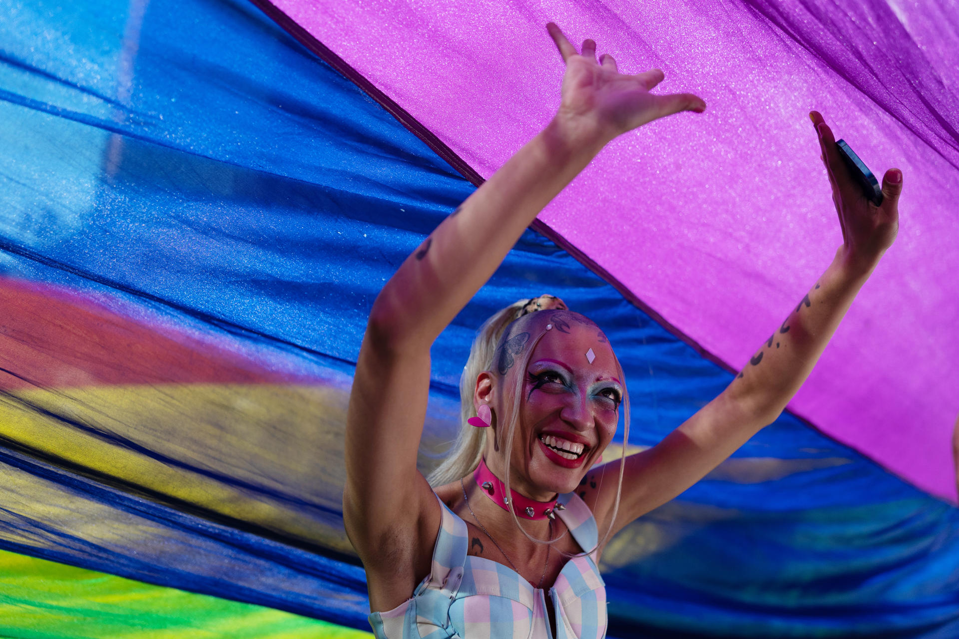 Una persona participa en la 30ª edición de la Marcha del Orgullo LGBT+ este domingo, en Sao Paulo (Brasil). EFE/ Isaac Fontana
