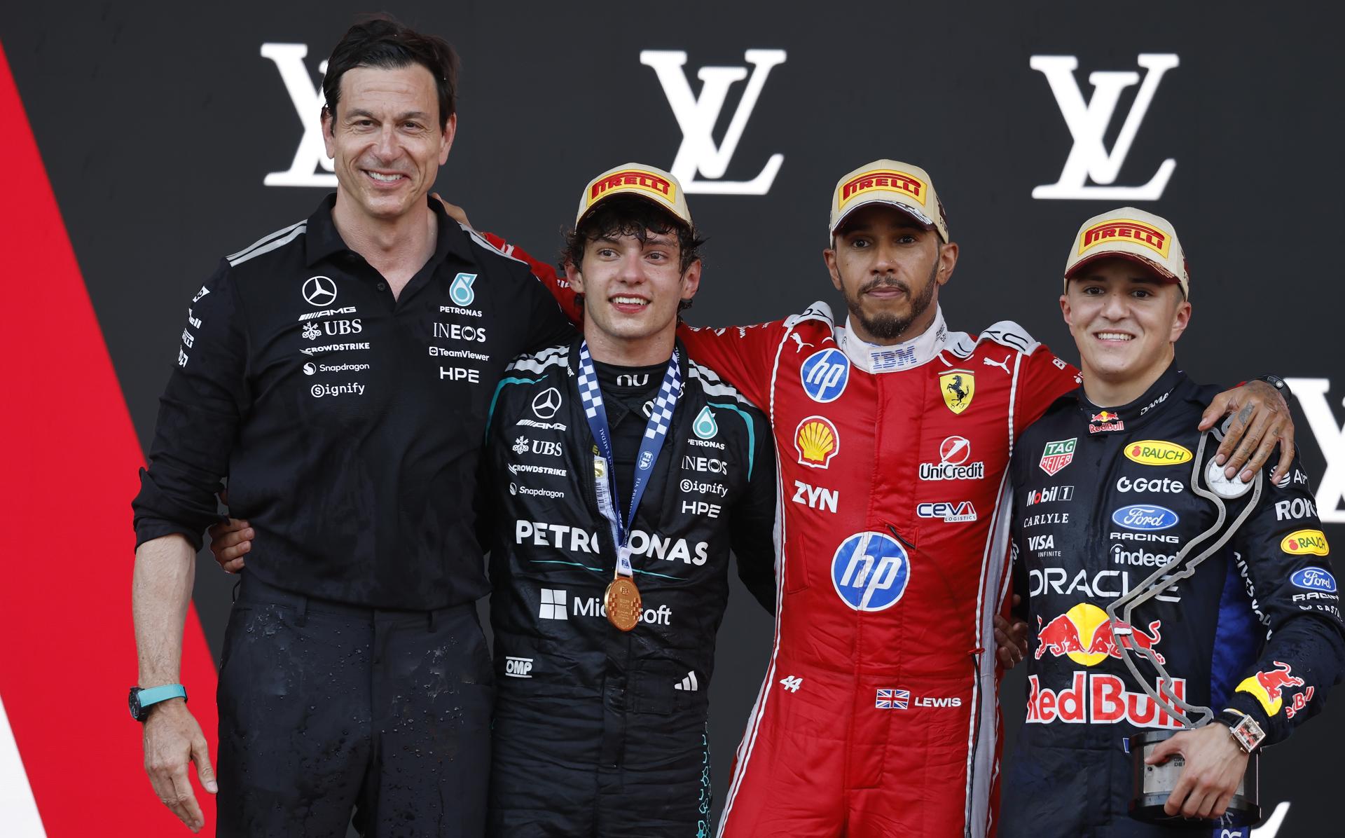 MONACO (Monaco), 07/06/2026.- El italiano Andrea Kimi Antonelli (Mercedes), que reforzó su liderato en el Mundial de Fórmula Uno al ganar este domingo el Gran Premio de Mónaco, en el podio junto a su jefe de equipo, Toto Wolff (i) , el inglés Lewis Hamilton (Ferrari, a su derecha), que fue segundo, y el francés Isack Hadjar, de Red Bull (d), tercero en meta. EFE/EPA/SEBASTIEN NOGIER
