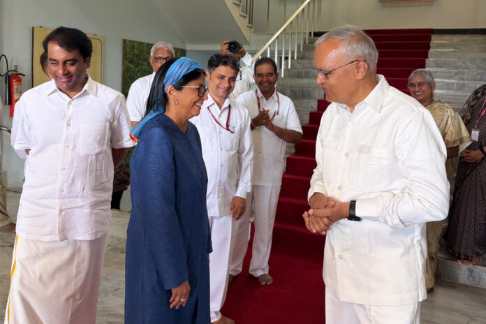 Fotografía cedida este 7 de junio por el Palacio de Miraflores en la que se captó a la presidenta encargada de Venezuela, Delcy Rodríguez (c-i), durante su visita al Instituto de Estudios Superiores Sri Sathya Sai, en Andhra Pradesh (India). EFE/Palacio de Miraflores
