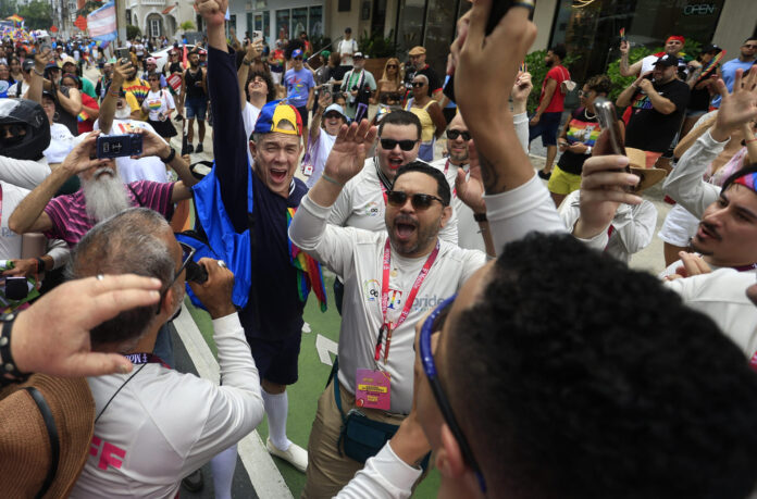 El organizador de la Marcha del Orgullo LGBTIQ+, Luis Conti, participa en la edición número 36 este domingo, en San Juan (Puerto Rico). EFE/ Thais Llorca
