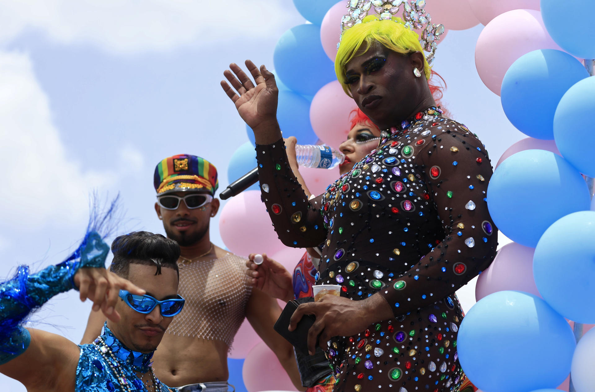 Personas participan en la edición número 36 de la Marcha del Orgullo LGBTIQ+ este domingo, en San Juan (Puerto Rico). EFE/ Thais Llorca
