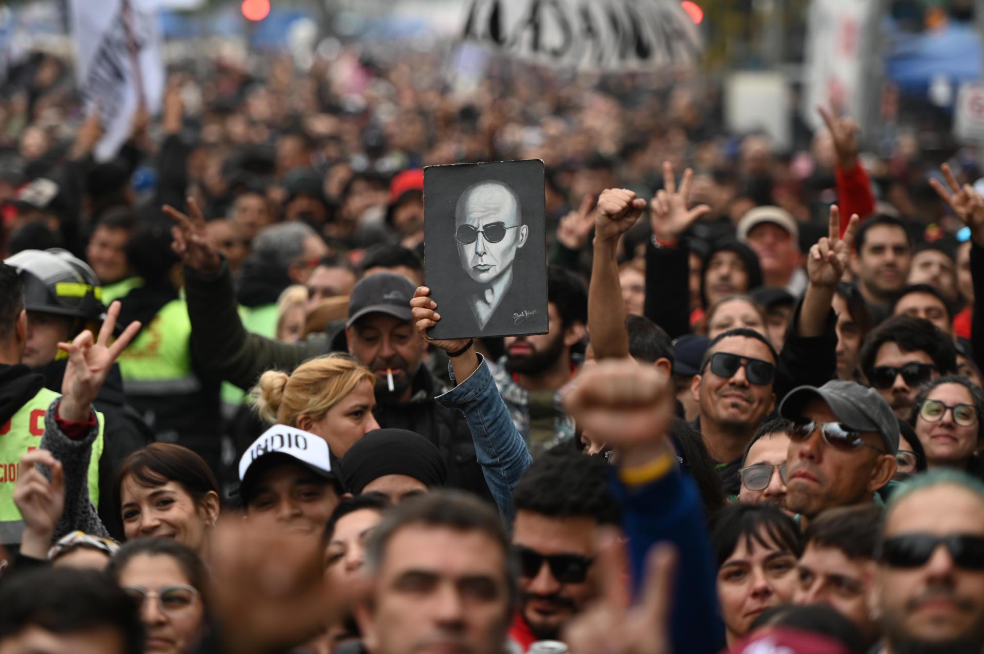 Seguidores del cantante argentino Carlos Alberto 'Indio' Solari fueron captados, este 7 de junio, en medio de una imagen del músico, quien murió el pasado viernes, durante la multitudinaria despedida del artista, en el Polideportivo Municipal Gatica, en Avellaneda (Argentina). EFE/Nehuen Rovediello