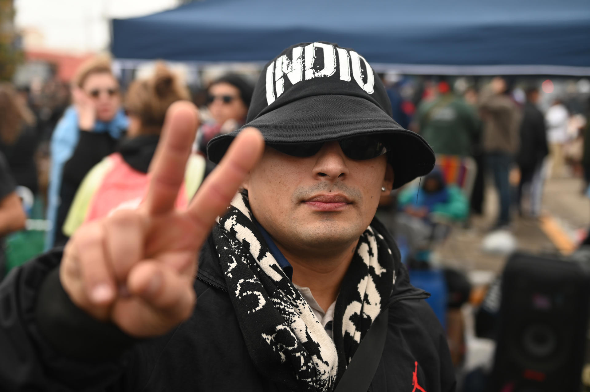 Un seguidor del cantante argentino Carlos Alberto 'Indio' Solari, fue captado este 7 de junio, al reaccionar, durante la multitudinaria despedida del artista, que falleció el pasado viernes, en el Polideportivo Municipal Gatica, en Avellaneda (Argentina). EFE/Nehuen Rovediello