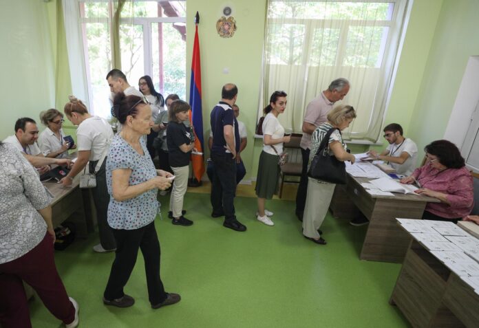 Ciudadanos armenios fueron captados este 7 de junio al ejercer su derecho al voto, durante las elecciones parlamentarias, en un colegio electoral de Ereván (Armenia). EFE/Hayk Baghdasaryan/PHOTOLURE

