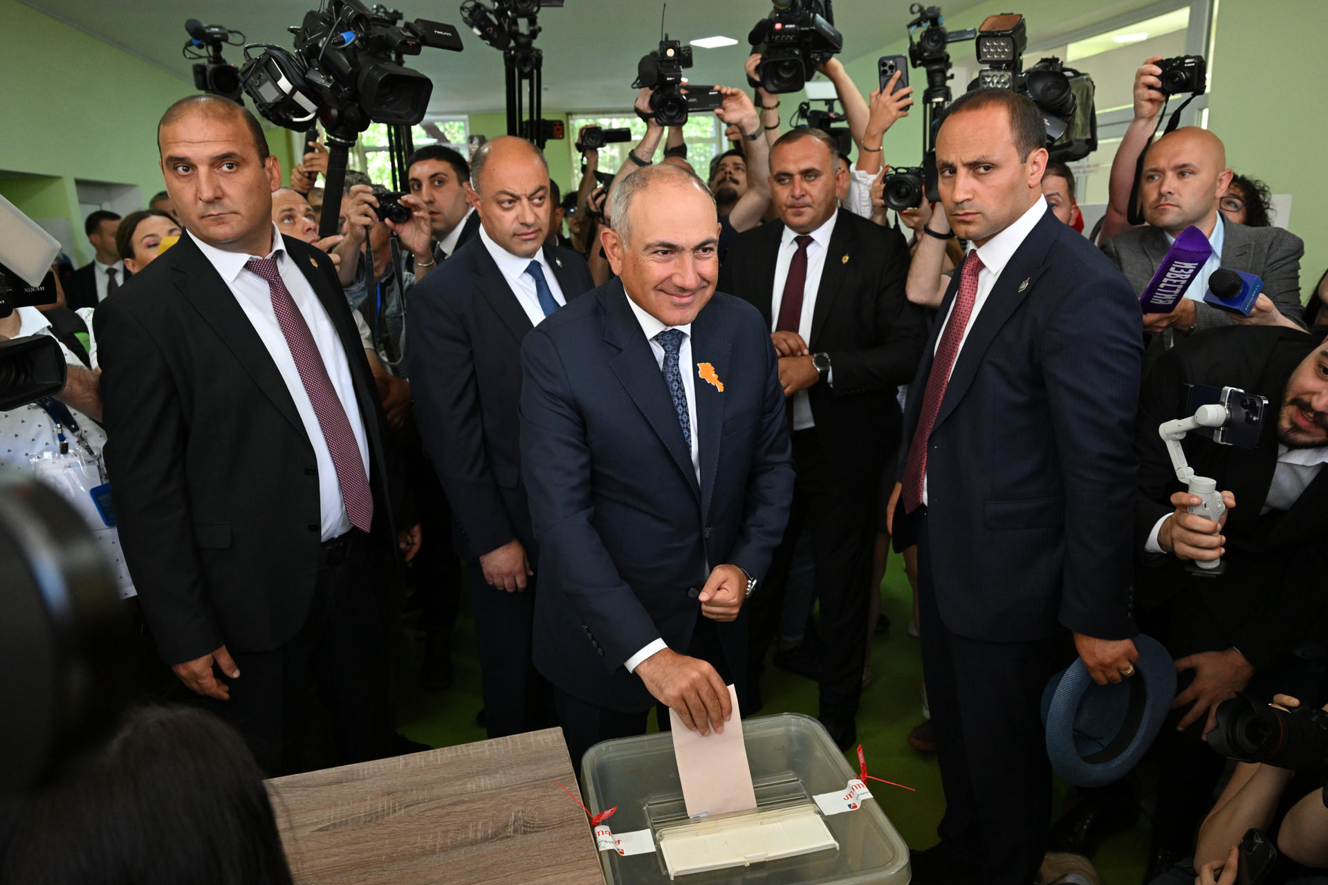 El primer ministro armenio, Nikol Pashinián (c), fue captado este 7 de junio, al votar en las elecciones parlamentarias, en Ereván (Armenia). EFE/Hayk Manukyan Armenpress
