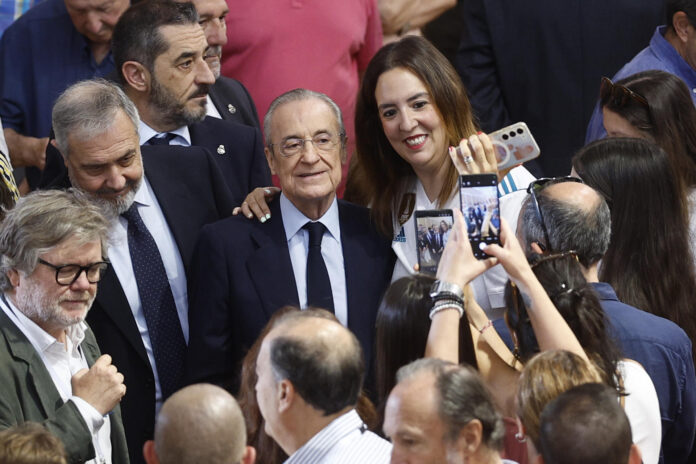 MADRID, 07/06/2026.- Florentino Pérez (c) posa con socios a su llegada para votar en las elecciones a la presidencia del Real Madrid, este domingo, en el pabellón de baloncesto de la Ciudad Deportiva Valdebebas. Los socios del club toman este domingo la palabra para elegir, 20 años después de las últimas elecciones con más de un candidato, entre la continuidad de Florentino Pérez, con Mourinho, Konaté, Dumfries y un fichaje de 150 millones de euros como reclamo, o el cambio que postula Enrique Riquelme, con Haaland, Rodri y Klopp en su oferta. EFE/ Rodrigo Jiménez 
 la Ciudad Deportiva Valdebebas para votar en las elecciones del Real Madrid, este domingo. Los socios del club toman este domingo la palabra para elegir, 20 años después de las últimas elecciones con más de un candidato, entre la continuidad de Florentino Pérez, con Mourinho, Konaté, Dumfries y un fichaje de 150 millones de euros como reclamo, o el cambio que postula Enrique Riquelme, con Haaland, Rodri y Klopp en su oferta. EFE/ Rodrigo Jiménez

