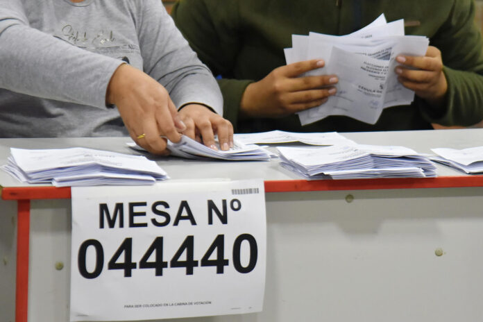 Jurados de votación realizan el escrutinio y conteo de votos de la segunda vuelta de las elecciones presidenciales de Perú donde dan un empate técnico entre la derechista Keiko Fujimori y el izquierdista Roberto Sánchez este domingo, en Lima (Perú). EFE/ Germán Falcón
