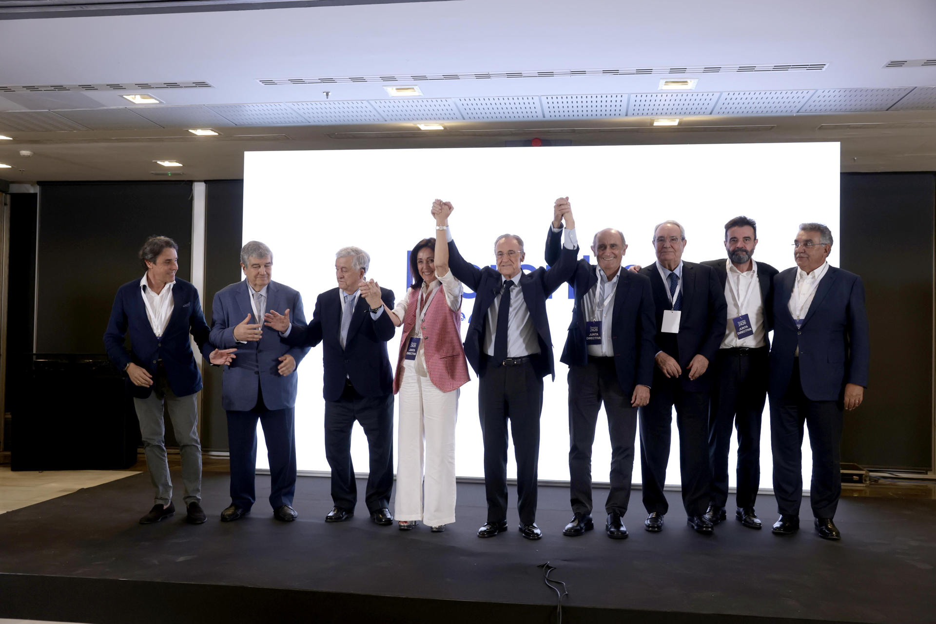 Florentino Pérez, acompañado por su equipo, celebra su reelección como presidente del Real Madrid. EFE/Juanjo Martín
