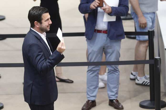 Enrique Riquelme acude a votar al pabellón de baloncesto de la Ciudad Deportiva Valdebebas. EFE/Rodrigo Jiménez
