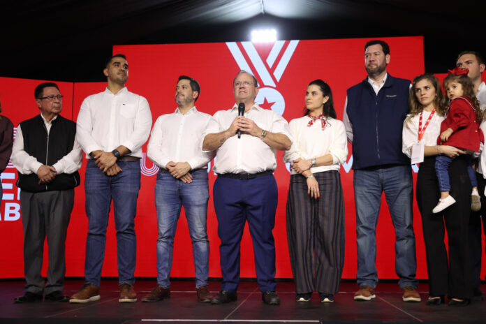 El candidato a la intendencia de Asunción por el partido Asociación Nacional Republicana, Camilo Pérez (c), habla durante un evento al ganar las elecciones primarias este domingo, en Asunción (Paraguay). EFE/ Juan Pablo Pino
