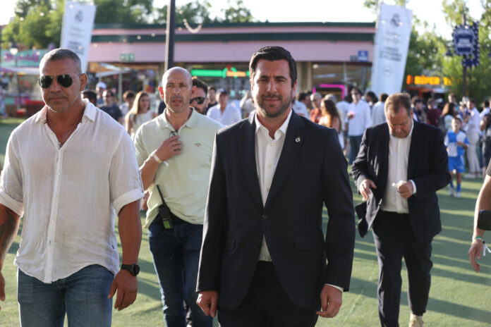Enrique Riquelme, durante la jornada de este domingo tras el cierre de las urnas. EFE/ Víctor Lerena
