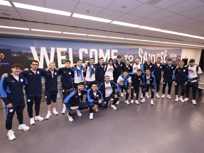 Fotografía cedida por la Asociación Paraguaya de Fútbol (APF) de los jugadores de la selección posando a su llegada este domingo a San José (EE.UU) para jugar el Mundial. EFE/ Asociación Paraguaya de Fútbol
