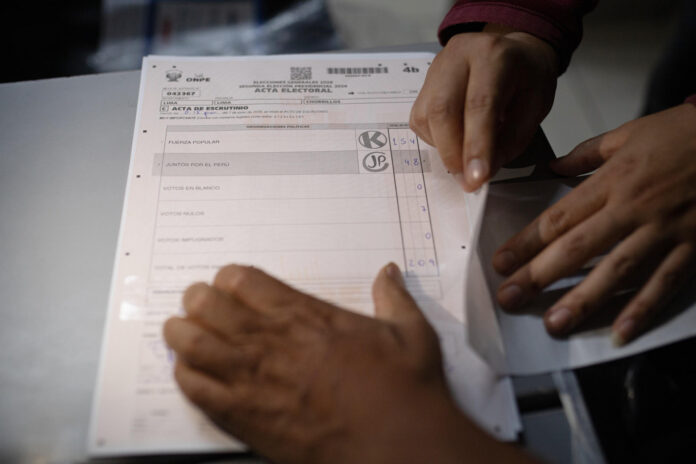Fotografía que muestra un acta electoral durante el conteo de votos este domingo, en Lima (Perú). EFE/ Renato Pajuelo
