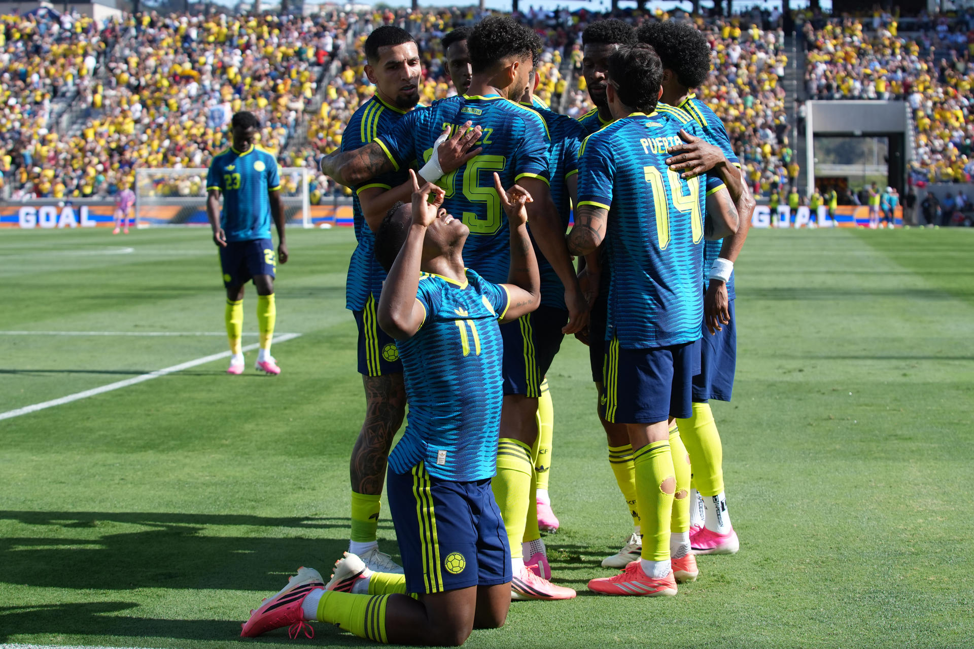 El centrocampista Jhon Arias se arrodilla durante la celebración del doblete anotado este domingo a Jordania en la victoria de la selección de Colombia al cierre de la preparación de ambos equipos al Mundial en el estadio Snapdragon de San Diego. EFE/ Omar Alonso