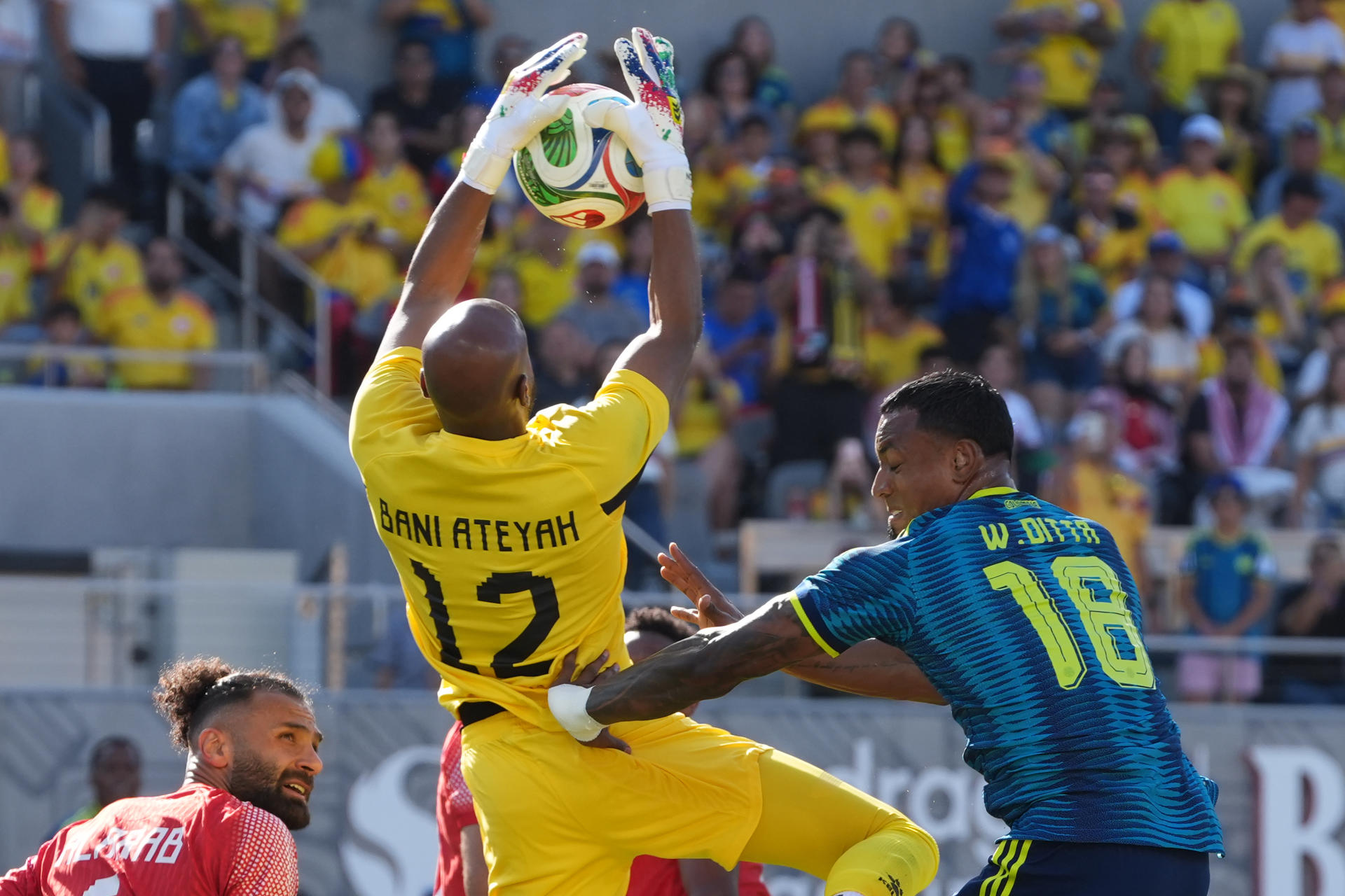 El delantero colombiano Willer Ditta (d) es neutralizado en su ataque por el guardameta de Jordania Nour Bani Ateyah (c) en el partido amistoso jugado este domingo en el estadio Snapdragon de San Diego. EFE/ Omar Alonso