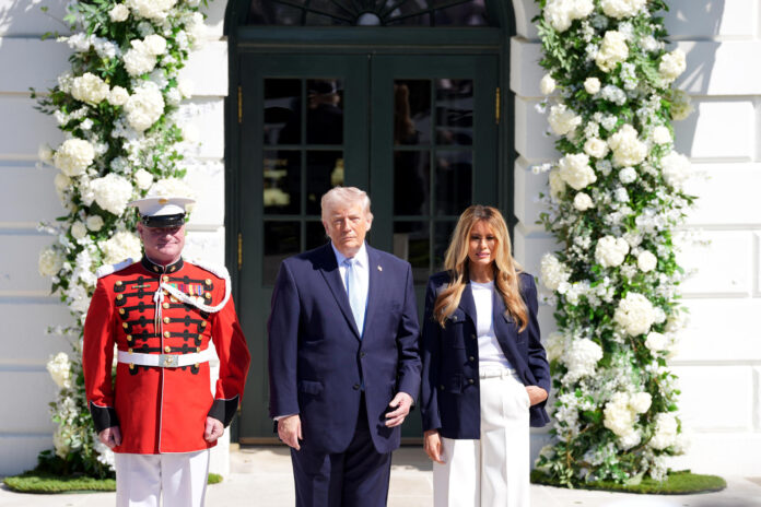 Fotografía de archivo, tomada el pasado 6 de abril, en la que se captó al presidente y la primera dama de Estados Unidos, Donald (c) y Melania Trump, en los jardines de la Casa Blanca, en Washington DC (EE.UU.). EFE/Octavio Guzmán
