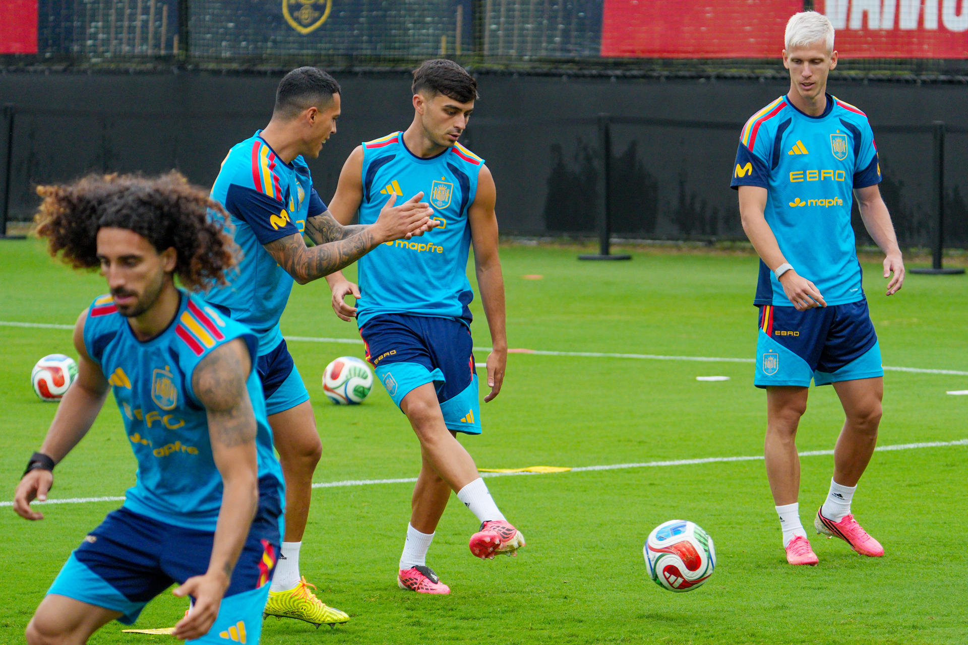 Pedro Porro (2-i), Pedri (c) y Dani Olmo se ejercitan este domingo durante un entrenamiento de la selección de España en Chattanooga (EE.UU.) antes de viajar a México para jugar el lunes un partido amistoso contra Perú. EFE/ Alberto Boal.