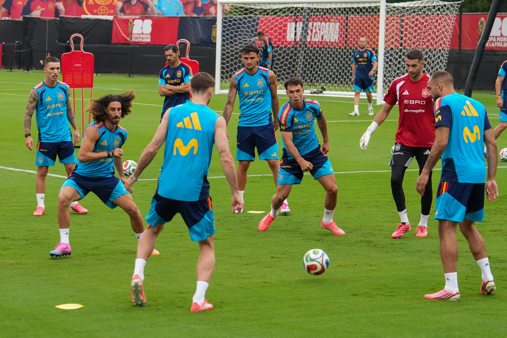 Jugadores de la selección de España participan en un entrenamiento este domingo en Chattanooga (EE.UU.) horas antes de viajar a México para jugar un partido amistoso contra Perú. EFE/ Alberto Boal