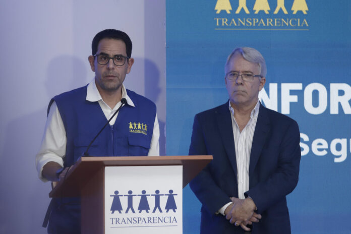 El secretario general de la Asociación Civil Transparencia, Omar Awapara (i), habla junto al presidente ejecutivo de la encuestadora Ipsos, Alfredo Torres, durante una rueda de prensa para presentar los resultados de las elecciones presidenciales en Perú este domingo, en Lima (Perú). EFE/ Sebastián Blanco Salazar
