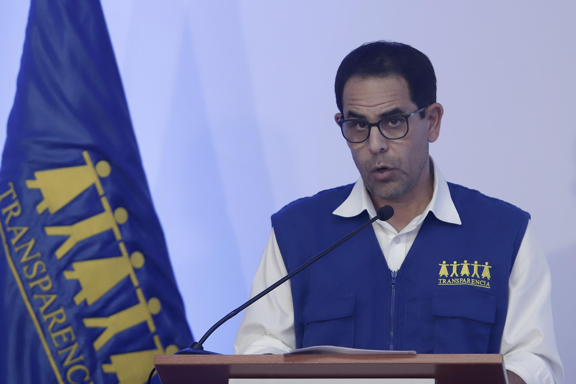 El secretario general de la Asociación Civil Transparencia, Omar Awapara, habla durante una rueda de prensa para presentar los resultados de las elecciones presidenciales en Perú este domingo, en Lima (Perú). EFE/ Sebastián Blanco Salazar

