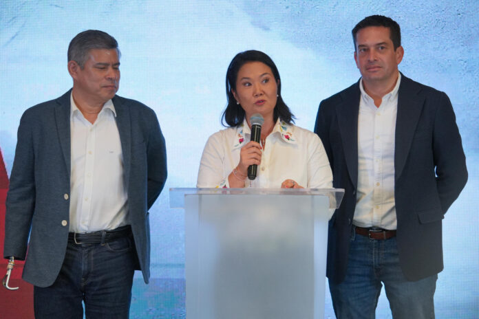 La candidata a la Presidencia de Perú Keiko Fujimori habla junto a su formula vicepresidencial, Luis Galarreta (i) y Miguel Torres, tras los resultados de la segunda vuelta de las elecciones este domingo, en Lima (Perú). EFE/ John Reyes Mejía
