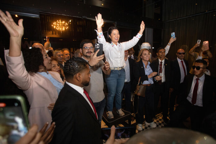 La candidata a la Presidencia de Perú Keiko Fujimori (c) celebra junto a simpatizantes tras los resultados de la segunda vuelta de las elecciones este domingo, en Lima (Perú). EFE/ Renato Pajuelo

