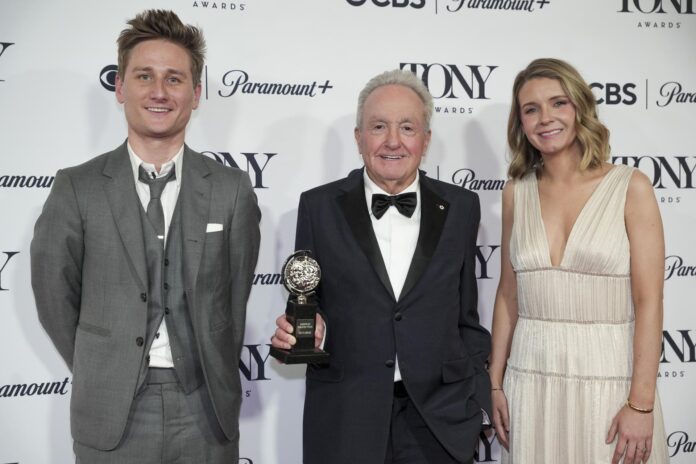 Lorne Michaels (centro) posa con el premio a Mejor Musical por 'Schmigadoon!' en la sala de prensa de la 79.ª edición de los Premios Tony, en Nueva York, Estados Unidos, el 7 de junio de 2026. EFE/EPA/OLGA FEDOROVA
