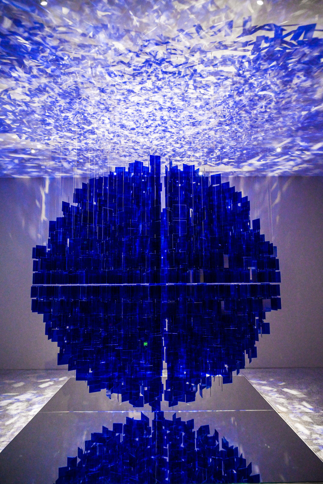 Imagen de 'Blue Sphere', de Julio le Parc. EFE/SOLO USO EDITORIAL/ MUSEUM OF ART PUDONG/CEDIDA POR LA TATE MODERN