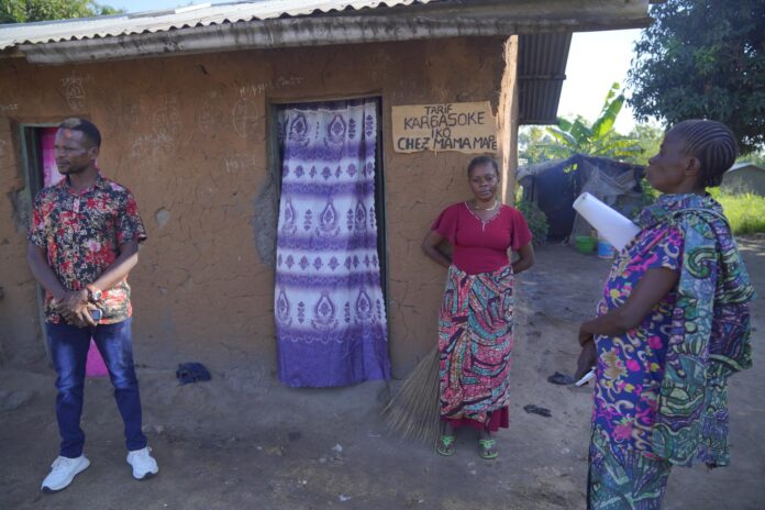Mbuta Gayos (I), voluntario sanitario local, educa a los lugareños durante una campaña de prevención contra el Ébola en Rwanpara, Ituri, República Democrática del Congo, 07 de junio de 2026. EFE/EPA/DIEUDONNE DIROLE
