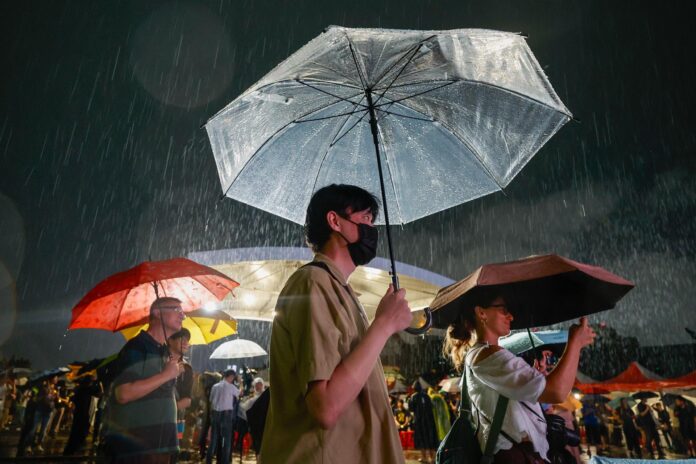 Imagen de archivo de varias personas bajo la lluvia en Taipéi, Taiwán, el 4 de junio de 2026. EFE/EPA/RITCHIE B. TONGO

