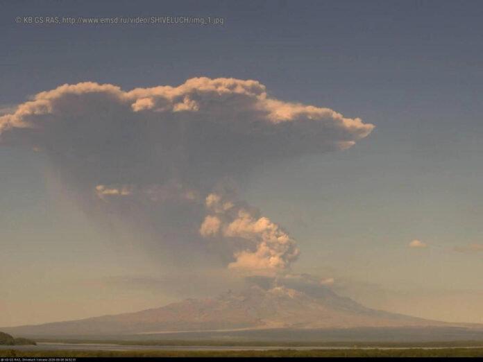 El volcán Shivéluch, ubicado en la península de Kamchatka, lanzó este lunes una columna de cenizas a una altura de diez kilómetros sobre el nivel del mar, cuatro días después de que lanzara una columna de ocho kilómetros de altura. EFE/ Servicio Geofísico de la Academia Rusa de Ciencias de Kamchatka SOLO USO EDITORIAL/SOLO DISPONIBLE PARA ILUSTRAR LA NOTICIA QUE ACOMPAÑA (CRÉDITO OBLIGATORIO)
