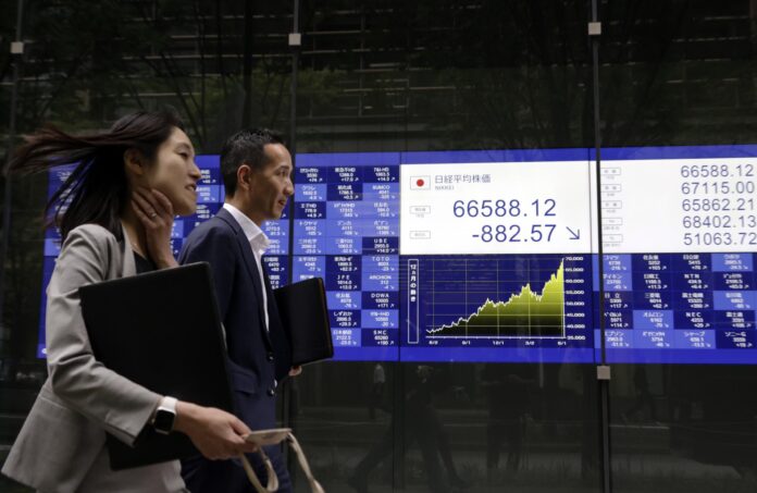 TOKIO (Japón), 05/06/2026.- Transeúntes pasan junto a un panel indicador del mercado de valores en Tokio, Japón, el 5 de junio de 2026.
EFE/EPA/FRANCK ROBICHON
