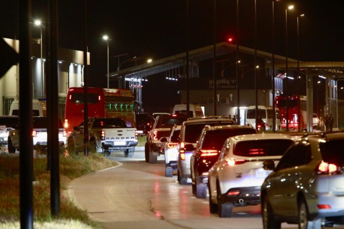 Imagen de archivo de decenas de ciudadanos surcoreanos, vinculados a estafas en línea, llegando en autobús al Aeropuerto Internacional Techo (KTI), cerca de Phnom Penh, Camboya, el 22 de enero de 2026.
EFE/EPA/KITH SEREY
