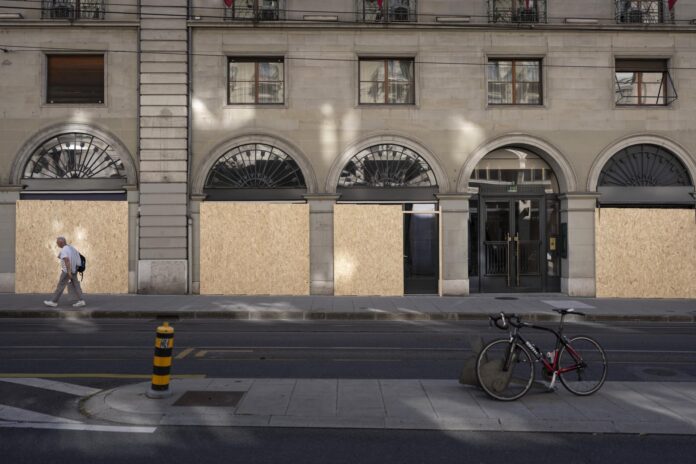 Tablones de madera cubren las ventanas de los comercios para protegerlas de posibles daños por parte de manifestantes durante la manifestación 'NoG7' relacionada con la cumbre del G7, en Ginebra, Suiza, 07 de junio de 2026. La 52ª Cumbre del G7 se celebrará en Évian-les-Bains, Francia, del 15 al 17 de junio de 2026. (Protestas, Francia, Suiza, Ginebra) EFE/EPA/GAETAN BALLY
