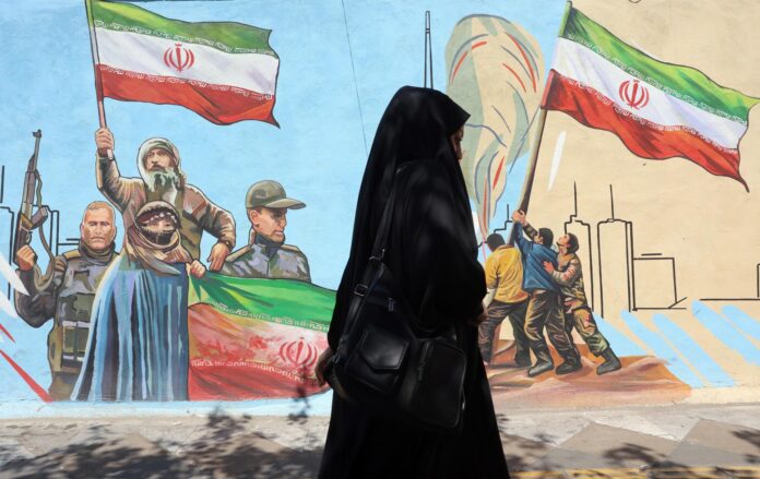 Mural en una calle en Teherán. EFE/EPA/ABEDIN TAHERKENAREH RESTRICTIONS: NO Access Israel Media/Persian Language TV Stations Outside Iran/Strictly No Access BBC Persian/VOA Persian/Manoto TV/Iran International TV. (As mandated by Iran's Directorate General for Foreign Media) --
