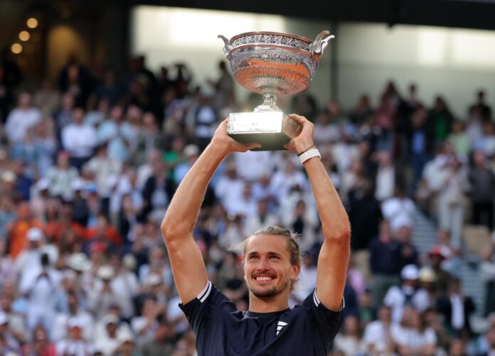 Alexander Zverev de Alemania celebra tras ganar la final masculina de Roland Garros contra el italiano Flavio Cobolli. EFE/EPA/TERESA SUAREZ
 
//////////
 
Paris (France), 07/06/2026.- Alexander Zverev of Germany celebrates with the Coup de Mousquetaire trophy after winning his Men's final match against Flavio Cobolli of Italy at the French Open Grand Slam tennis tournament at Roland Garros in Paris, France, 07 June 2026. (Tenis, Abierto, Francia, Alemania, Italia) EFE/EPA/TERESA SUAREZ
